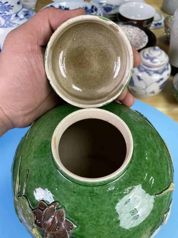 古玩陶瓷清晚期 極品素三彩堆塑一路連科紋大蓋罐拍賣,當前價格4500元