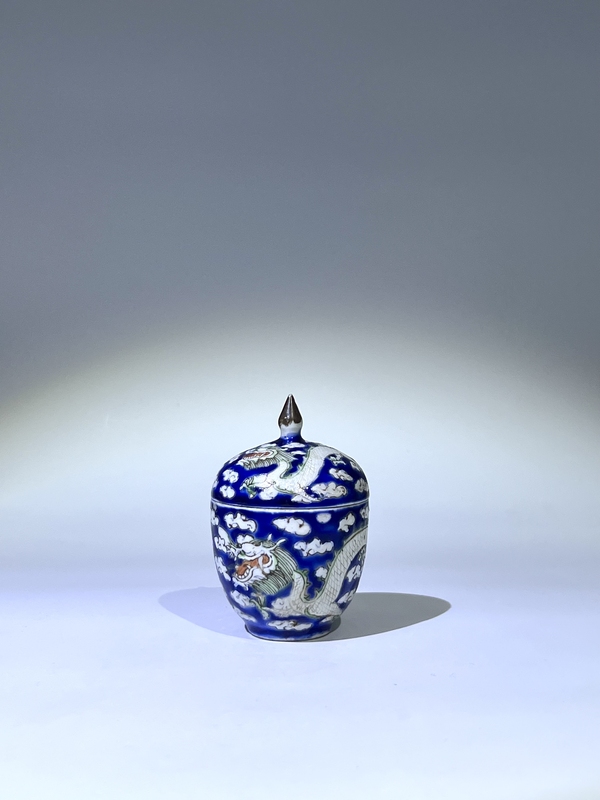 古玩轉(zhuǎn)賣清中晚藍(lán)料粉彩白龍戲珠蓋罐拍賣,當(dāng)前價(jià)格858元