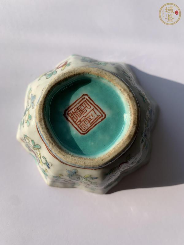 古玩陶瓷清晚·內(nèi)松石綠釉外粉彩暗八仙紋花口杯真品鑒賞圖