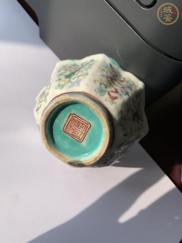 古玩清晚·內(nèi)松石綠釉外粉彩暗八仙紋花口杯真品鑒賞圖