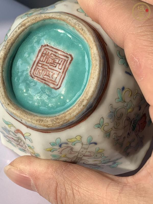 古玩陶瓷清晚·內(nèi)松石綠釉外粉彩暗八仙紋花口杯真品鑒賞圖