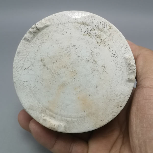 古玩陶瓷清末民初 德化窯貼塑壽字吉語(yǔ)紋三足筒式爐拍賣,當(dāng)前價(jià)格500元