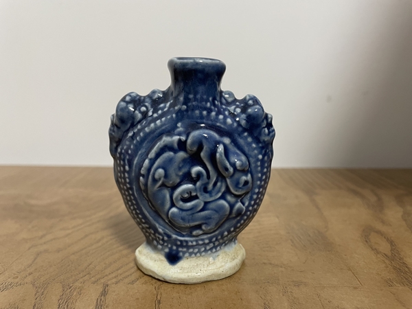 古玩陶瓷出口創(chuàng)匯期藍釉印花瓶拍賣,當前價格588元
