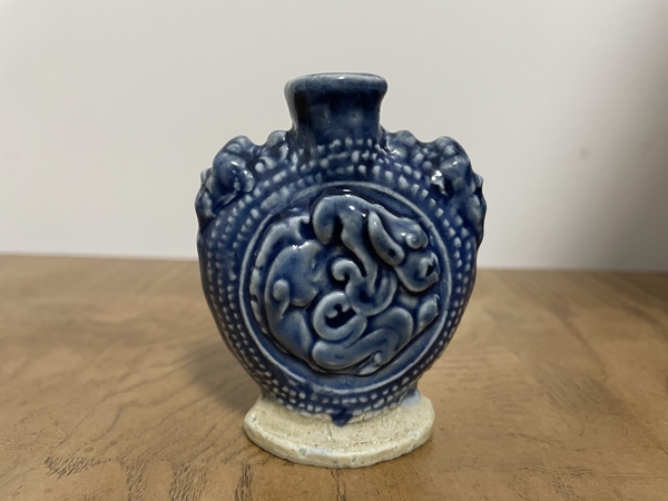 古玩陶瓷出口創(chuàng)匯期藍釉印花瓶拍賣,當前價格588元