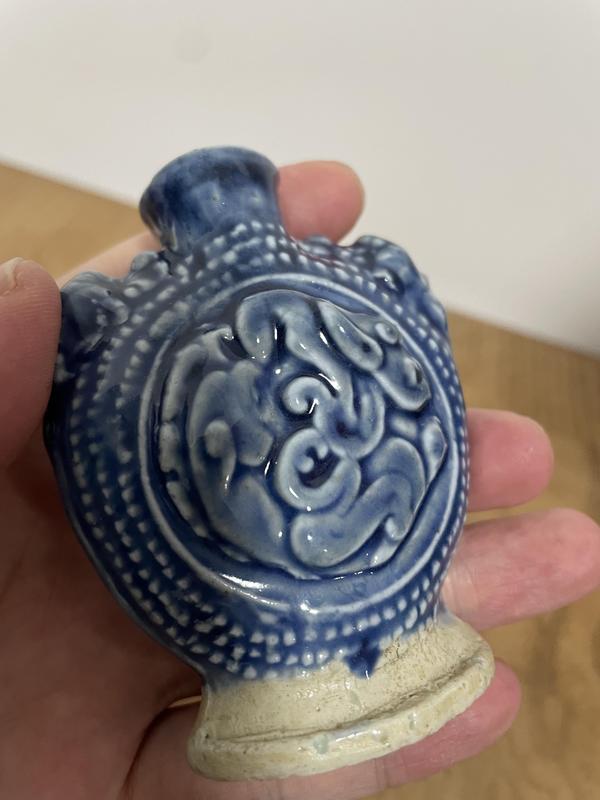 古玩陶瓷出口創(chuàng)匯期藍釉印花瓶拍賣,當前價格588元