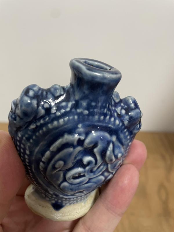 古玩陶瓷出口創(chuàng)匯期藍釉印花瓶拍賣,當前價格588元