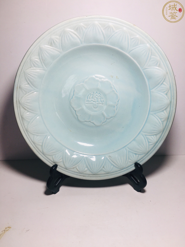 古玩陶瓷粉青釉蓮瓣團花紋折腰大盤拍賣,當前價格299元