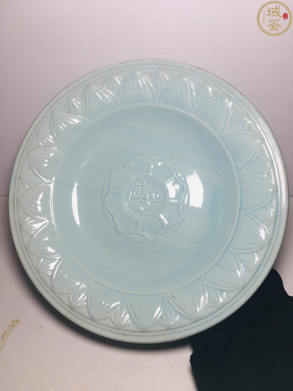 古玩陶瓷粉青釉蓮瓣團花紋折腰大盤拍賣,當前價格299元