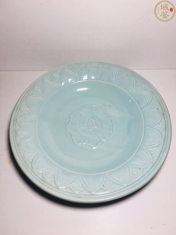 古玩陶瓷粉青釉蓮瓣團花紋折腰大盤拍賣,當前價格299元