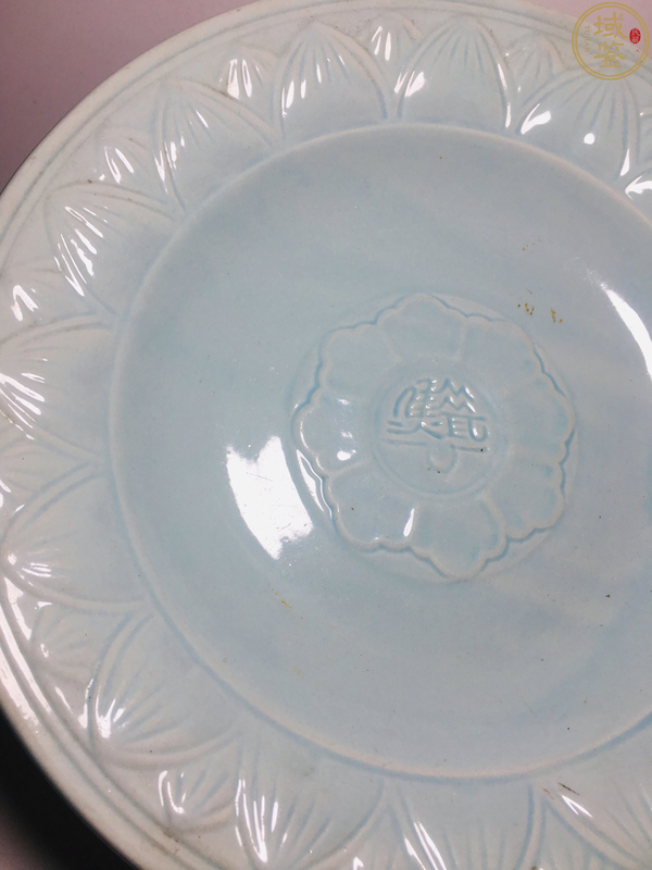 古玩陶瓷粉青釉蓮瓣團花紋折腰大盤拍賣,當前價格299元