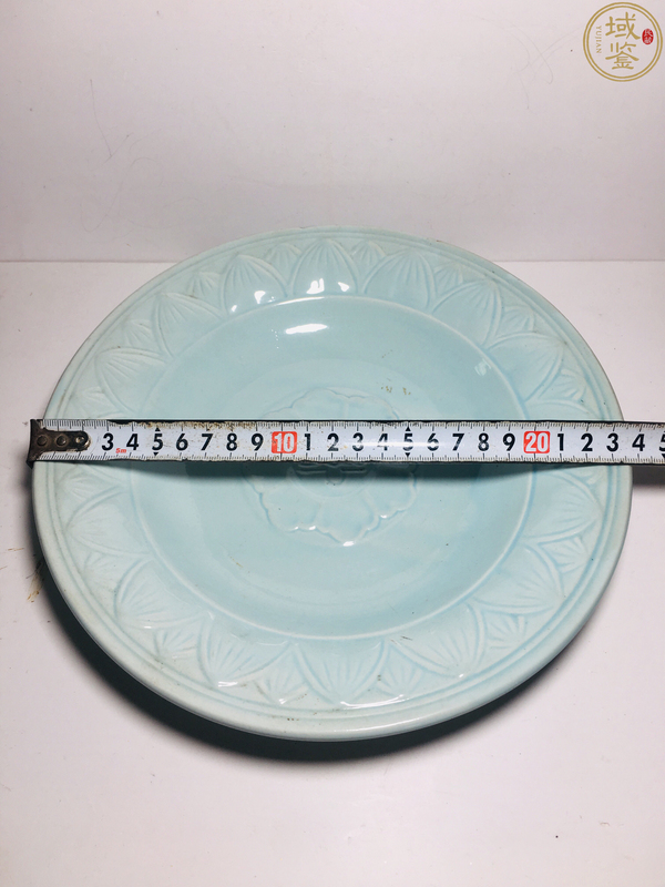 古玩陶瓷粉青釉蓮瓣團花紋折腰大盤拍賣,當前價格299元
