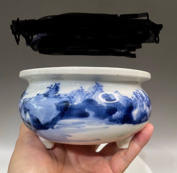 古玩陶瓷清三代德化窯青花山水紋三足香爐拍賣,當前價格6000元