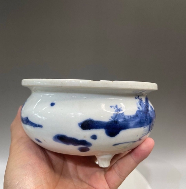 古玩陶瓷清三代德化窯青花山水紋三足香爐拍賣,當前價格6000元