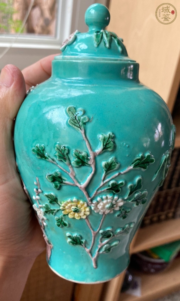 古玩陶瓷民国花卉纹堆塑罐真品鉴赏图