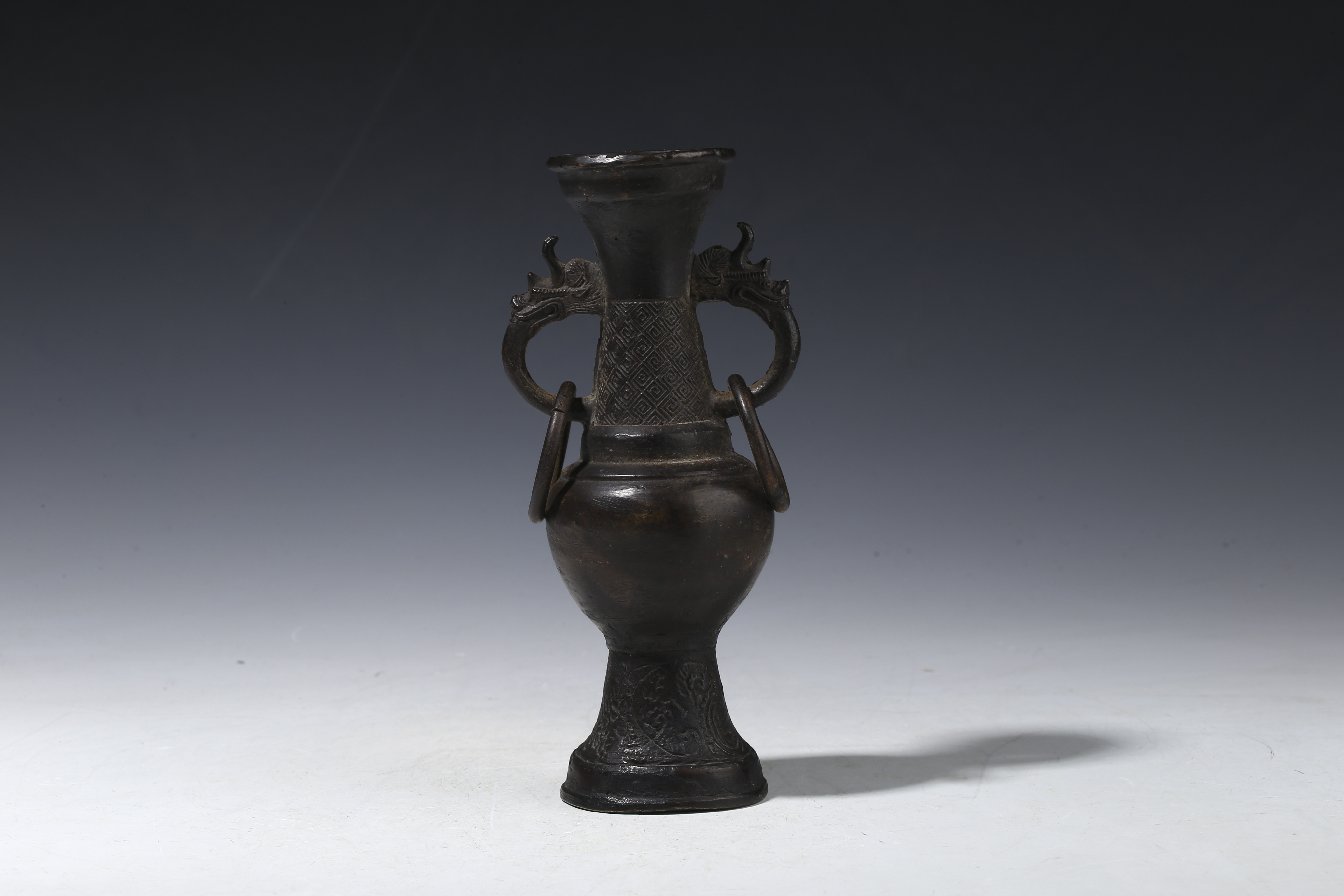 ☆割引』中国古玩 時代 龍耳付 荒波地紋 銅製 花瓶 （220901す5） 最安