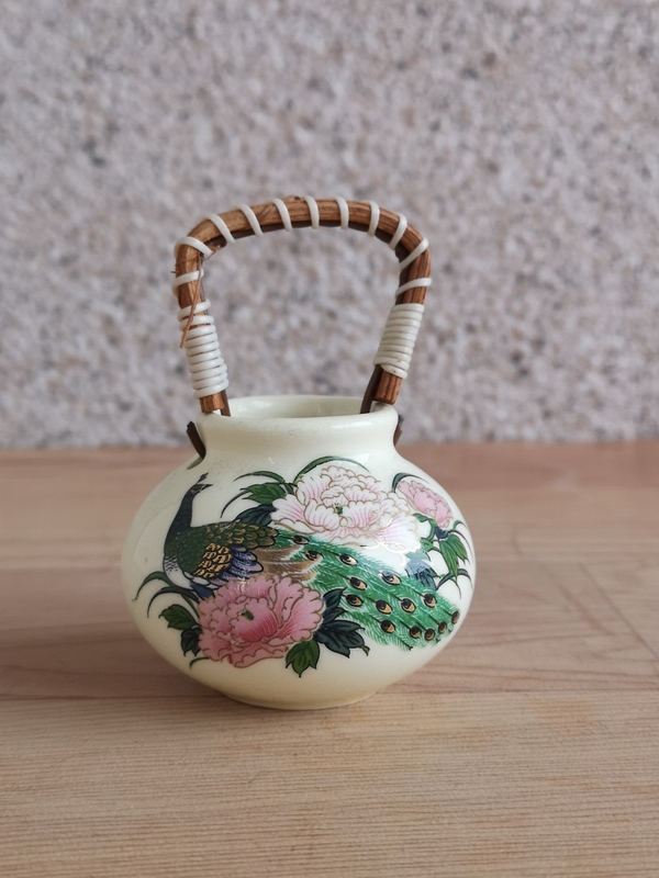 古玩陶瓷上世紀(jì)八十年代孔雀牡丹圖提梁罐拍賣,當(dāng)前價格160元