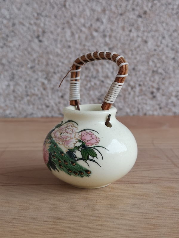古玩陶瓷上世紀(jì)八十年代孔雀牡丹圖提梁罐拍賣,當(dāng)前價格160元