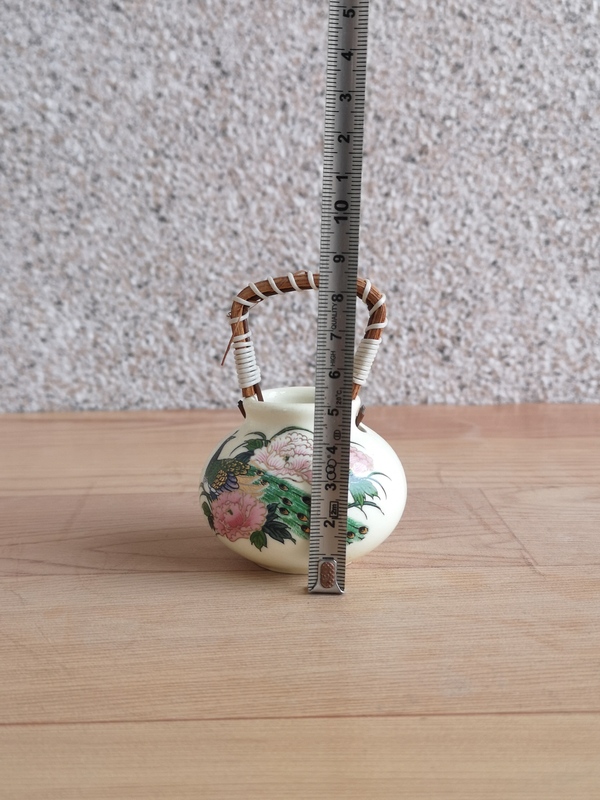 古玩陶瓷上世紀(jì)八十年代孔雀牡丹圖提梁罐拍賣,當(dāng)前價格160元