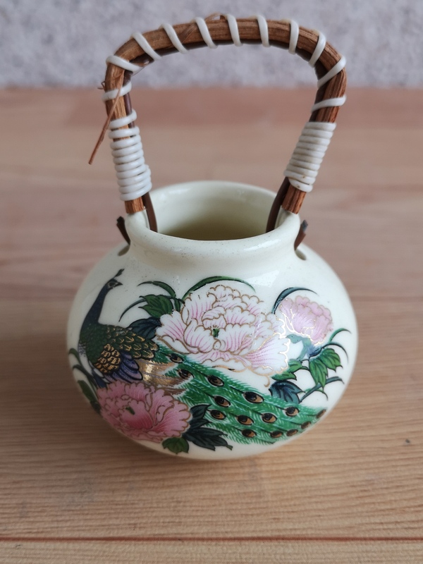 古玩陶瓷上世紀(jì)八十年代孔雀牡丹圖提梁罐拍賣,當(dāng)前價格160元