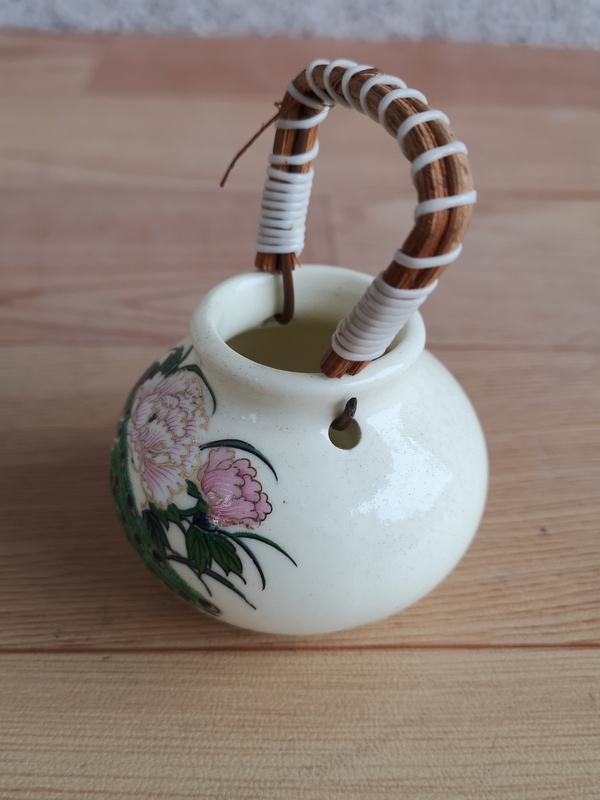 古玩陶瓷上世紀(jì)八十年代孔雀牡丹圖提梁罐拍賣,當(dāng)前價格160元