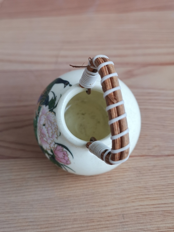古玩陶瓷上世紀(jì)八十年代孔雀牡丹圖提梁罐拍賣,當(dāng)前價格160元