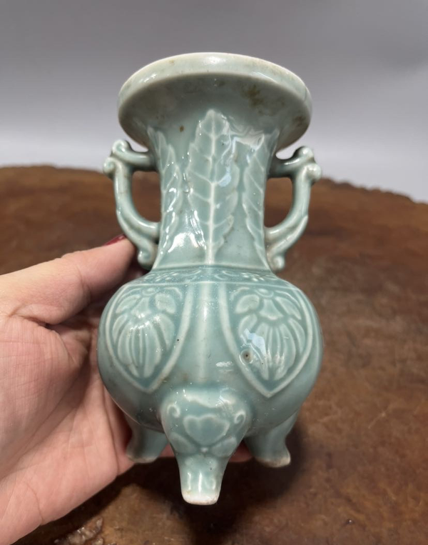 古玩陶瓷創匯?青釉三足印花花觚拍賣,當前價格899元