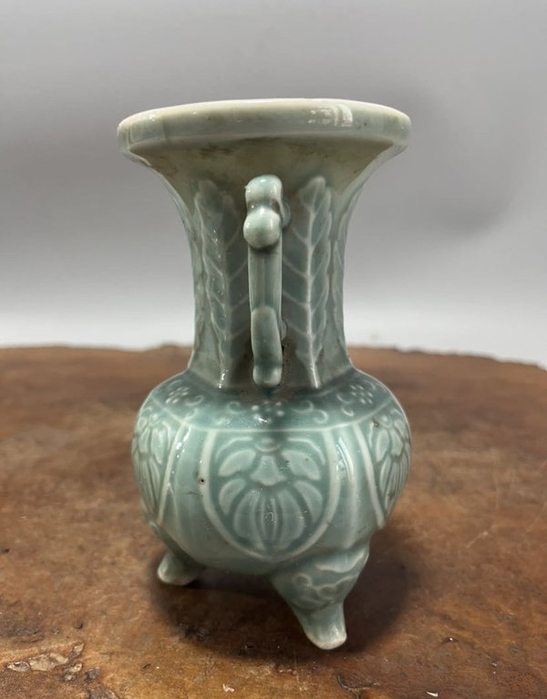 古玩陶瓷創匯?青釉三足印花花觚拍賣,當前價格899元