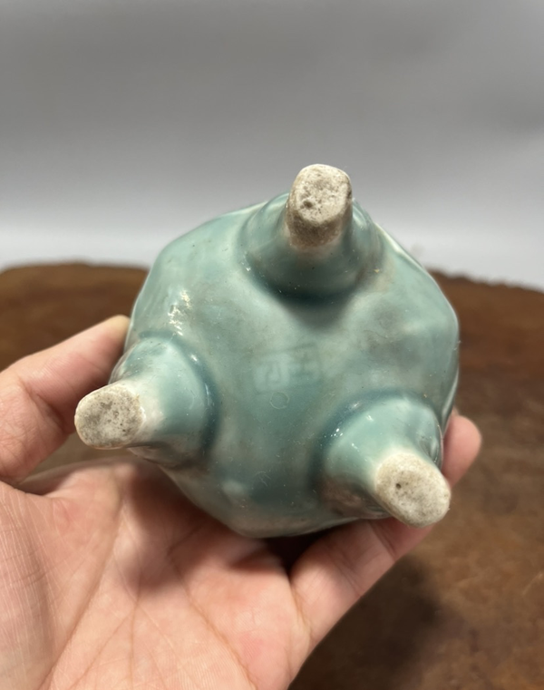 古玩陶瓷創匯?青釉三足印花花觚拍賣,當前價格899元