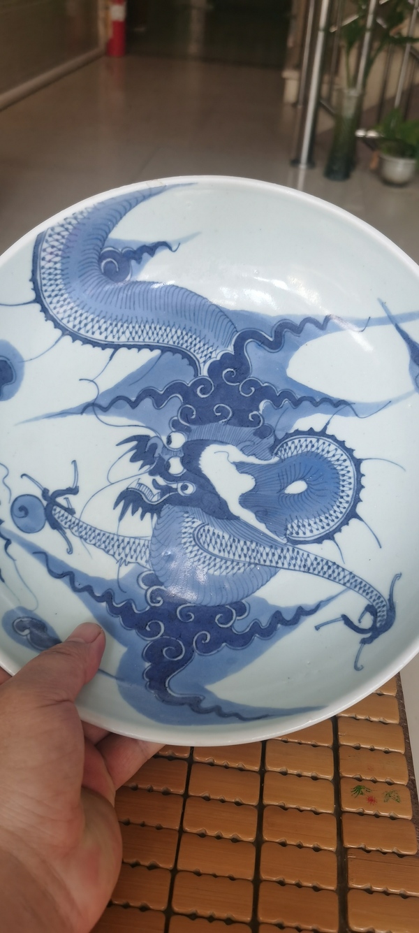 古玩陶瓷清乾隆青花過墻龍紋盤拍賣,當(dāng)前價(jià)格8000元