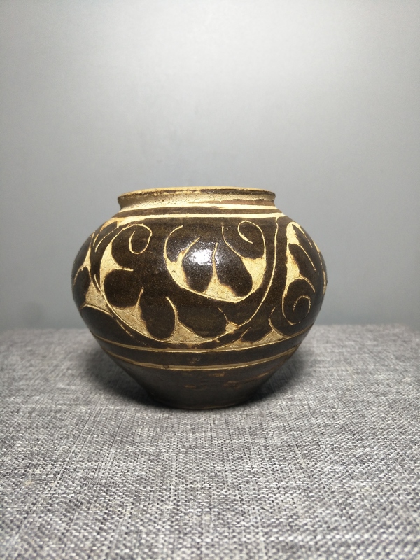 古玩陶瓷宋金磁州窑黑釉剔刻卷草纹茶入（茶器）拍卖，当前价格36888元