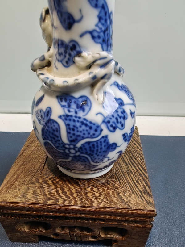 古玩陶瓷文物公司庫出晚清青花花卉紋堆塑魑龍瓶拍賣,當(dāng)前價格1600元