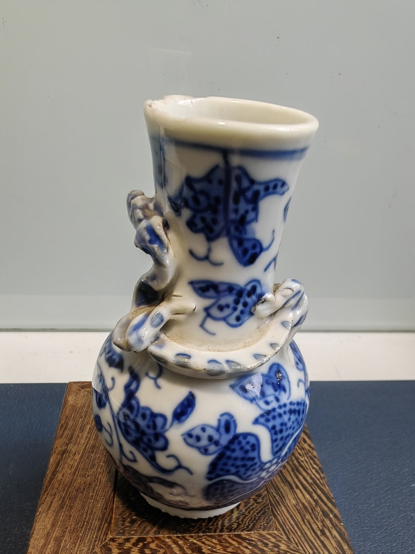 古玩陶瓷文物公司庫出晚清青花花卉紋堆塑魑龍瓶拍賣,當(dāng)前價格1600元