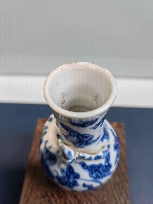 古玩陶瓷文物公司庫出晚清青花花卉紋堆塑魑龍瓶拍賣,當(dāng)前價格1600元