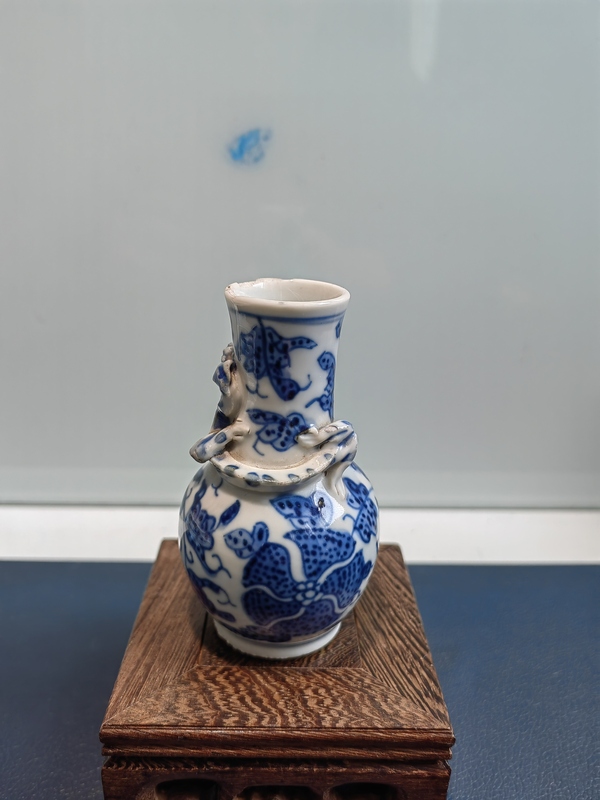 古玩陶瓷文物公司庫出晚清青花花卉紋堆塑魑龍瓶拍賣,當(dāng)前價格1600元