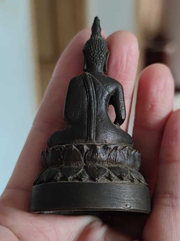 古玩雜項(xiàng)清代老黃銅佛一尊拍賣,當(dāng)前價格3688元