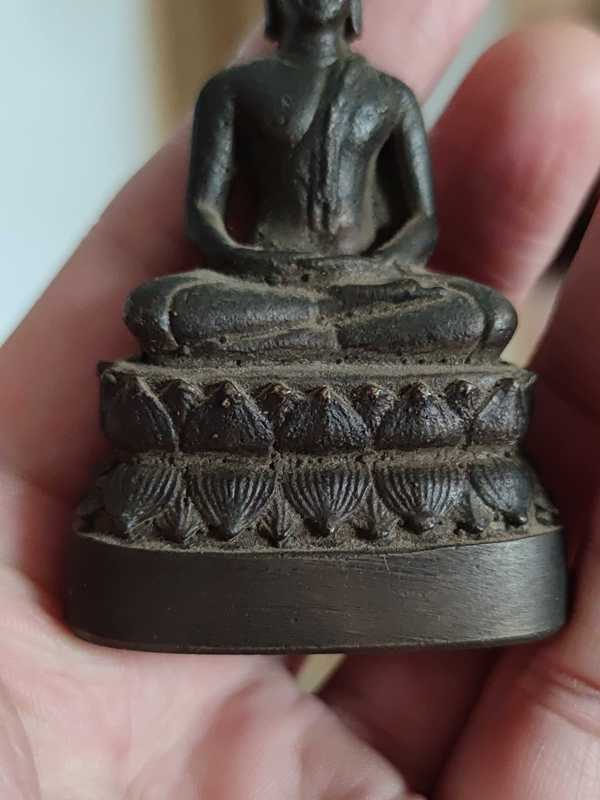 古玩雜項(xiàng)清代老黃銅佛一尊拍賣,當(dāng)前價格3688元