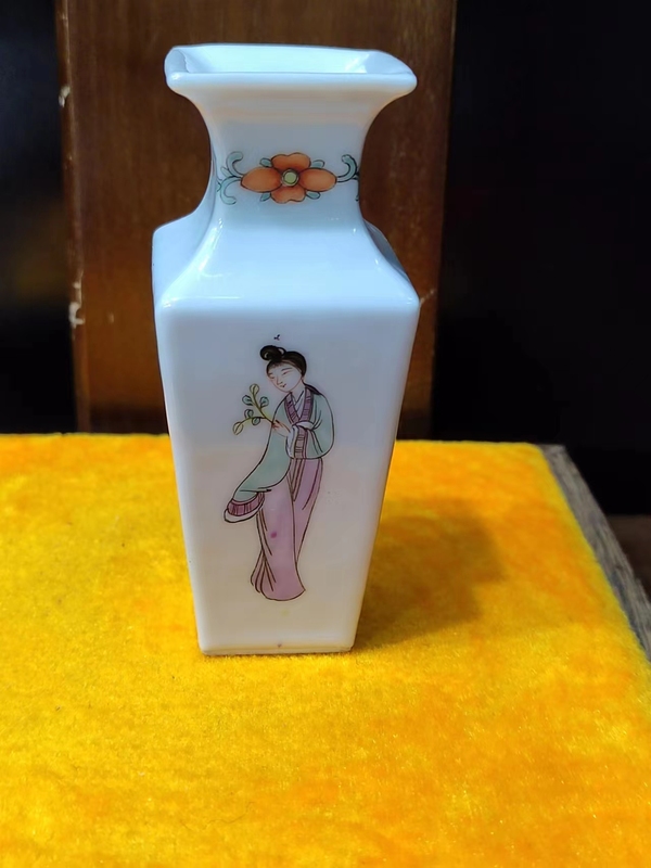 古玩陶瓷民國仕女嬰戲紋四方撇口瓶拍賣,當前價格2450元