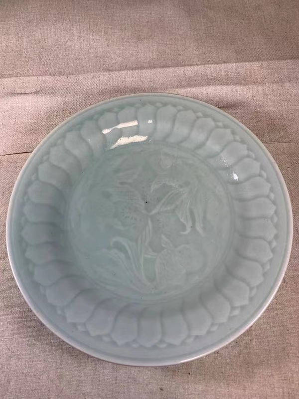 古玩陶瓷豆青釉金魚紋盤拍賣,當前價格200元