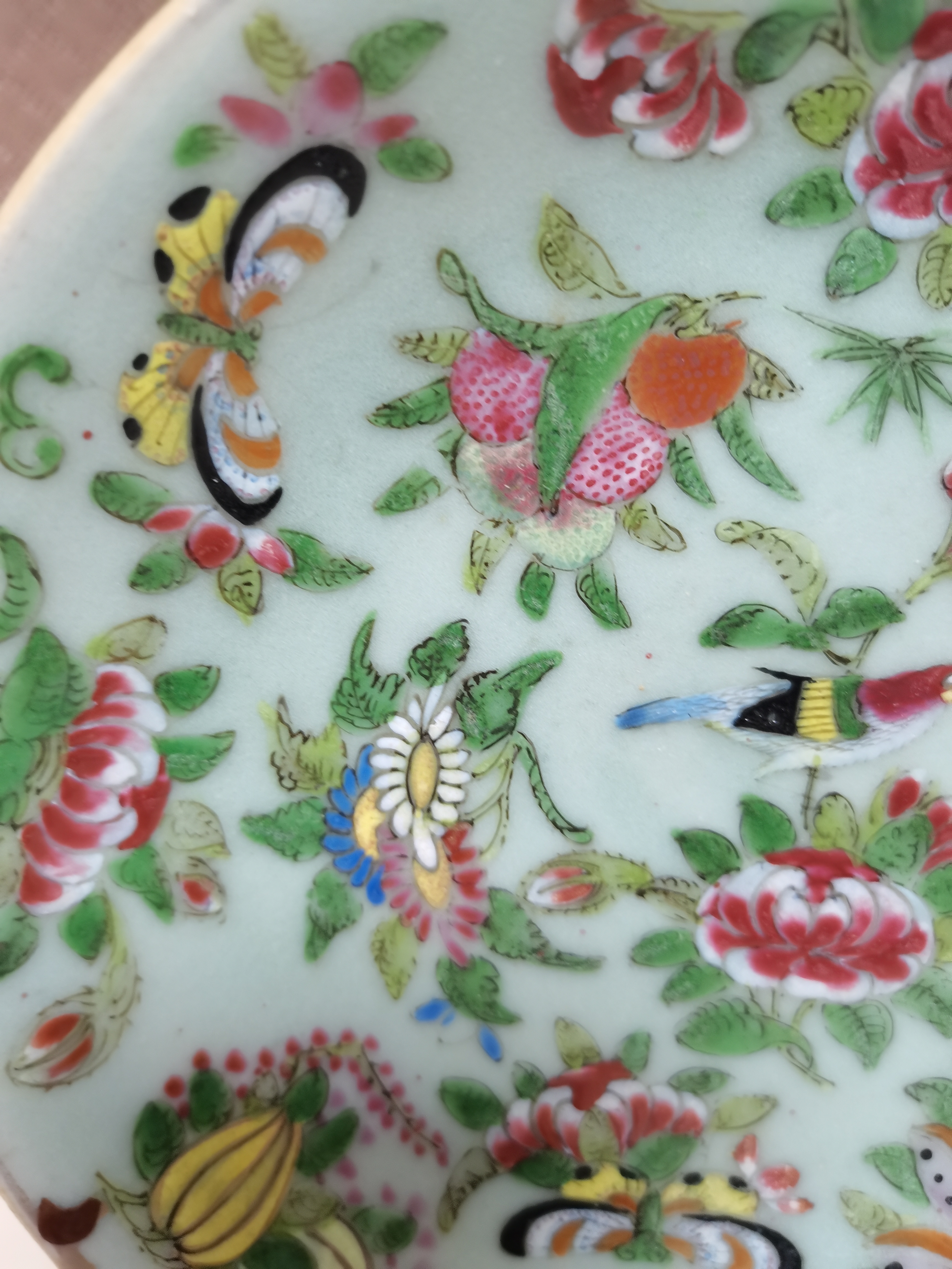 域鉴古玩】清代道光豆青釉青花广彩花鸟蝶纹盘鉴定结果_清代道光