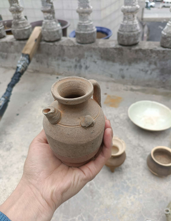 古玩陶瓷醬釉醬釉執(zhí)壺拍賣,當(dāng)前價格400元