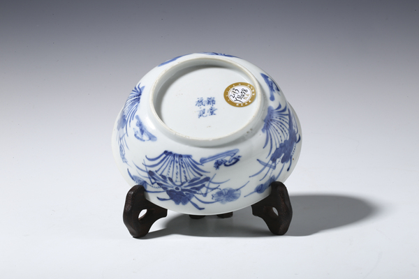 古玩陶瓷晚清·青花蓮池游禽紋碗拍賣,當前價格2280元