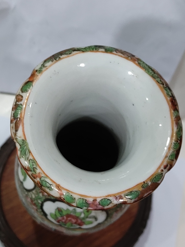 古玩陶瓷廣彩描金人物紋螭龍花口瓶拍賣,當(dāng)前價格2880元