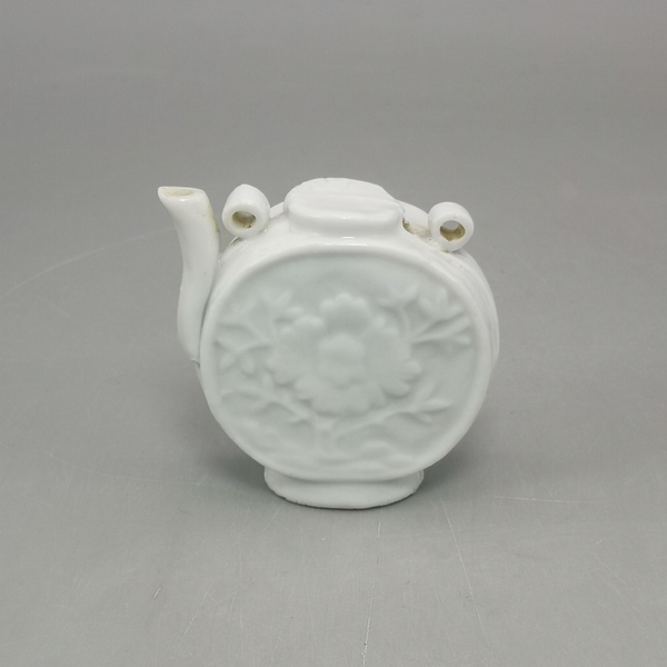 古玩陶瓷清晚菊花紋執壺型水滴 文房用品 硯滴拍賣,當前價格258元