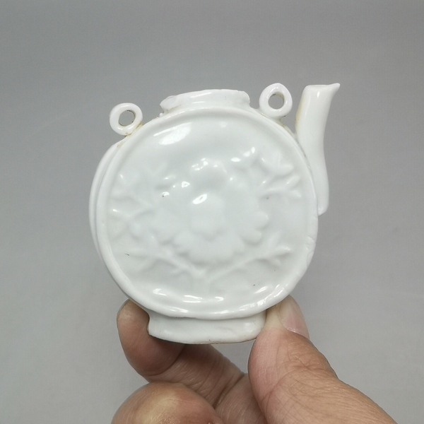 古玩陶瓷清晚菊花紋執壺型水滴 文房用品 硯滴拍賣,當前價格258元