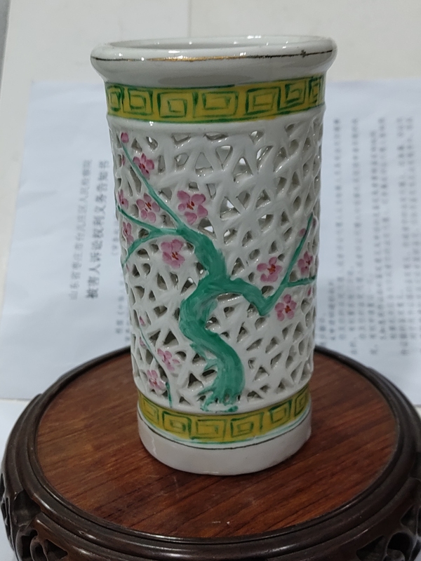 古玩陶瓷出口創匯期鏤空筆筒拍賣,當前價格320元