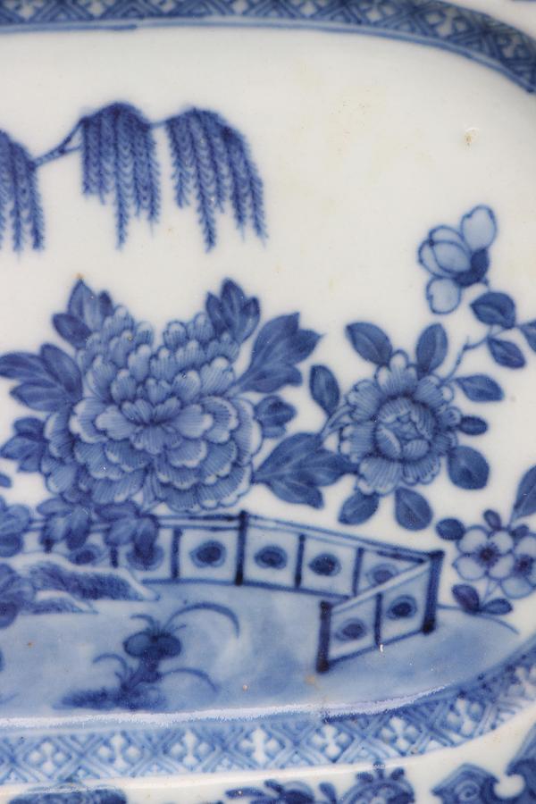 古玩陶瓷7630】清乾隆 青花牡丹柳樹圖長方盤拍賣,當前價格3000元