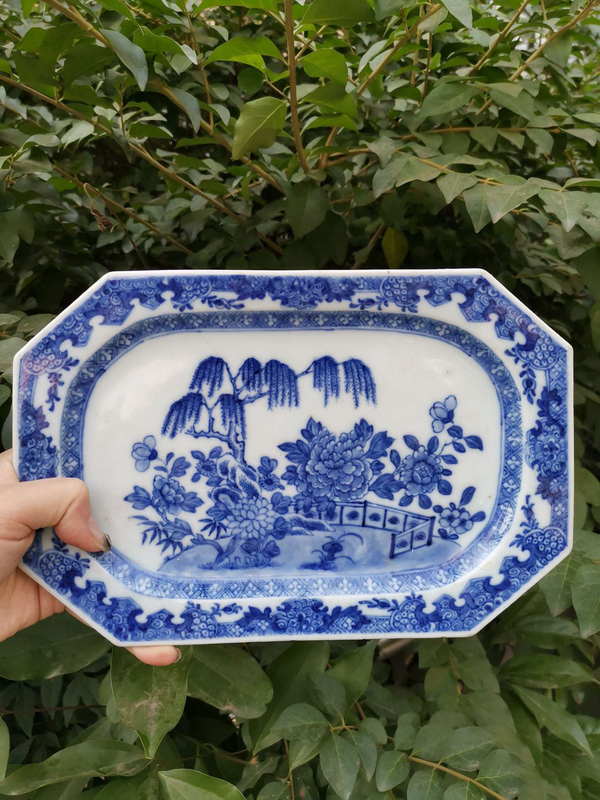古玩陶瓷7630】清乾隆 青花牡丹柳樹圖長方盤拍賣,當前價格3000元