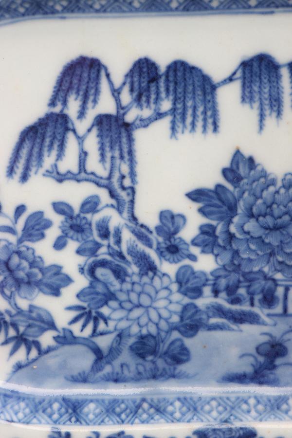 古玩陶瓷7630】清乾隆 青花牡丹柳樹圖長方盤拍賣,當前價格3000元