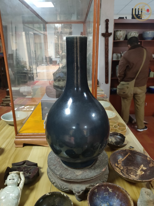 古玩陶瓷霽藍釉膽式瓶真品鑒賞圖