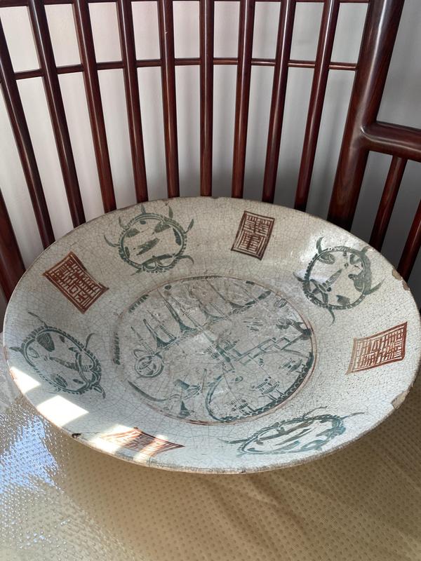 古玩陶瓷明晚期·哥釉紅綠彩亭臺樓閣紋大盤拍賣,當前價格1580元